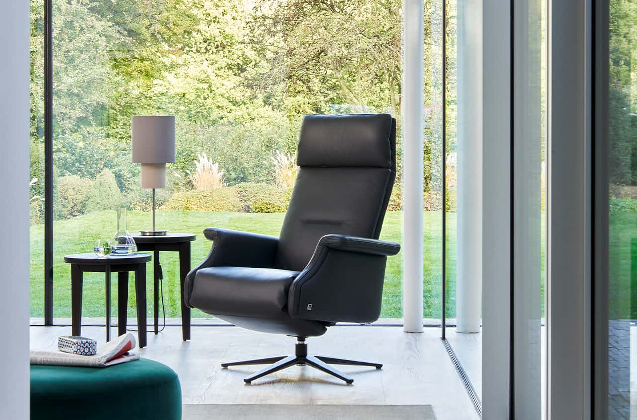 Komfortabler Relaxsessel mit hoher Rückenlehne, der zu ruhigen Momenten einlädt.